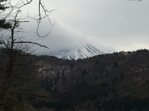 薄雲に隠れ雪景色の大山